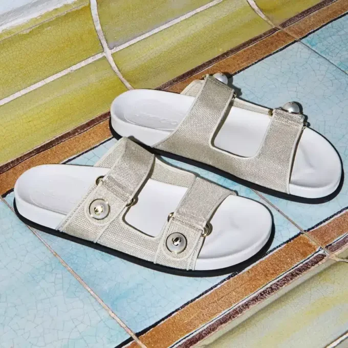 Sandali Fayence in pelle verniciata metallizzata color champagne con perle Sandali Fayence in pelle verniciata metallizzata color champagne con perle