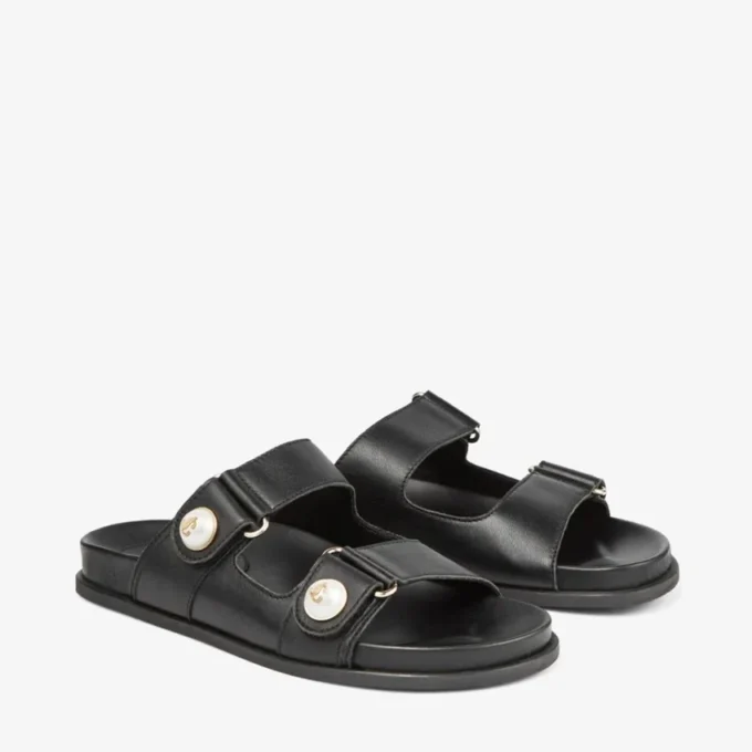 Sandali Fayence Sandali piatti in pelle nera con decorazioni in perle Sandali Fayence Sandali piatti in pelle nera con decorazioni in perle
