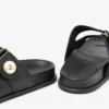 Sandali Fayence Sandali piatti in pelle nera con decorazioni in perle Sandali Fayence Sandali piatti in pelle nera con decorazioni in perle