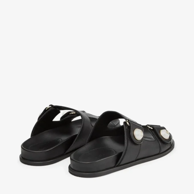 Sandali Fayence Sandali piatti in pelle nera con decorazioni in perle Sandali Fayence Sandali piatti in pelle nera con decorazioni in perle