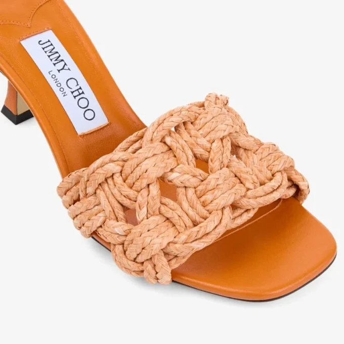 Sandali mules Chara 70 in rafia lavorata all’uncinetto arancione tramonto e pelle nappa Sandali mules Chara 70 in rafia lavorata all’uncinetto arancione tramonto e pelle nappa