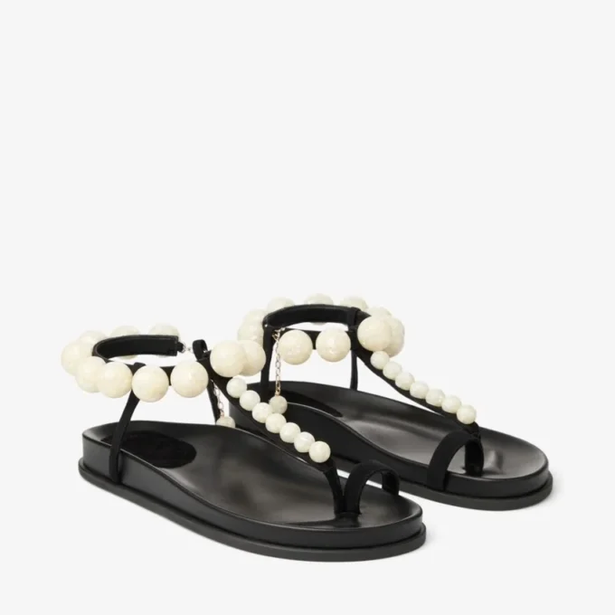 Sandali piatti Miro in camoscio nero con sfere in madreperla Sandali piatti Miro in camoscio nero con sfere in madreperla