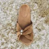 Sandali piatti Rafi in pelle scamosciata color caramello