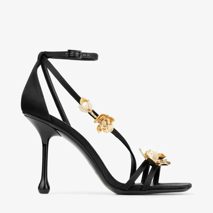 Sandali Zea 95 in raso nero con fiori in metallo