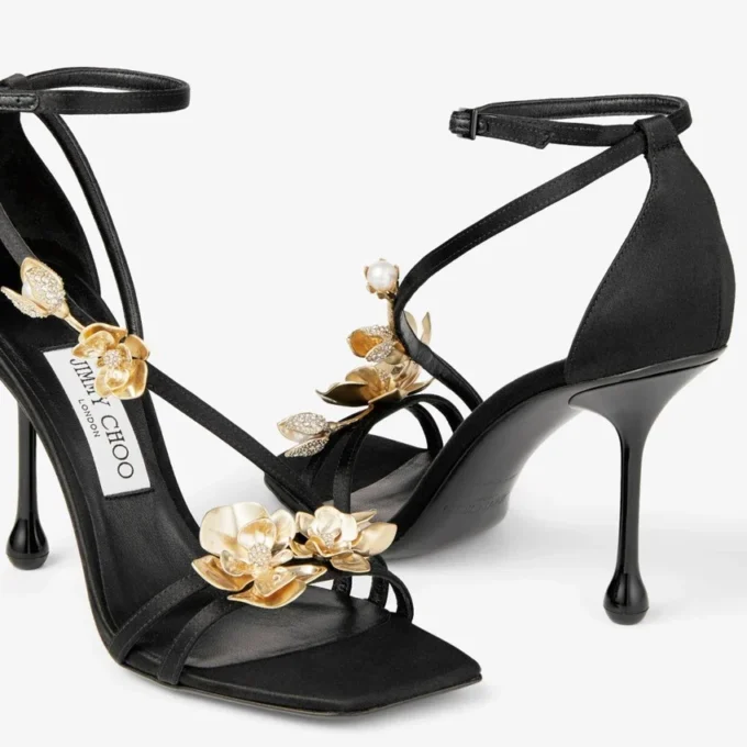 Sandali Zea 95 in raso nero con fiori in metallo