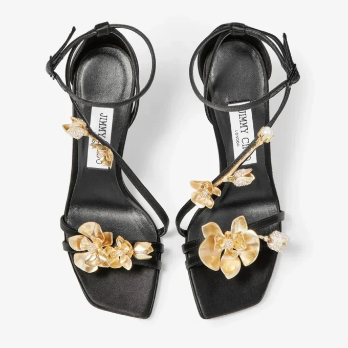 Sandali Zea 95 in raso nero con fiori in metallo