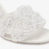 Sandalo Cary 85 con tacco largo in raso avorio e decorazioni in perle