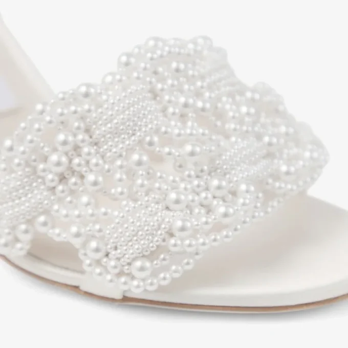 Sandalo Cary 85 con tacco largo in raso avorio e decorazioni in perle