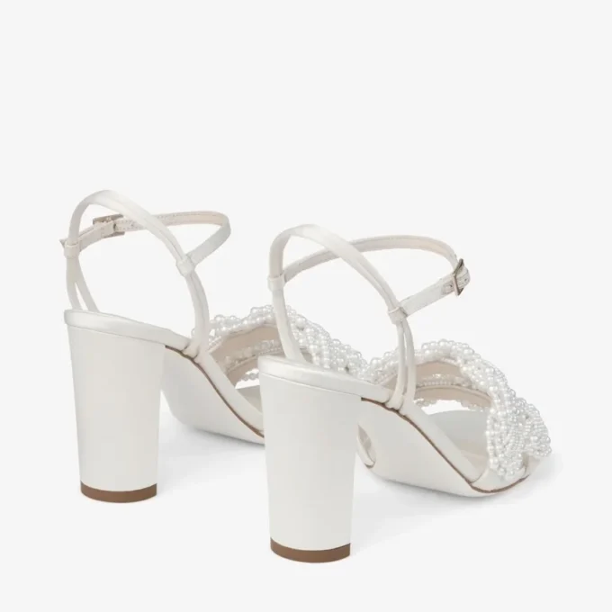 Sandalo Cary 85 con tacco largo in raso avorio e decorazioni in perle