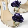 Sandalo in nappa metallizzata con fiore e corsage floreale