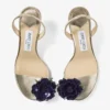 Sandalo in nappa metallizzata con fiore e corsage floreale