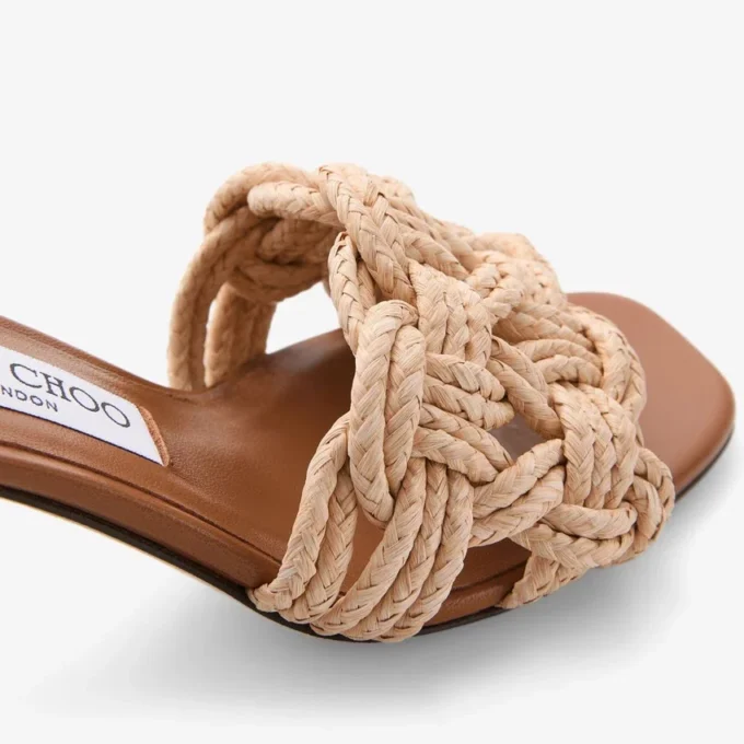 Sandalo mule Chara 70 in pelle marrone chiaro e rafia lavorata all’uncinetto Sandalo mule Chara 70 in pelle marrone chiaro e rafia lavorata all’uncinetto