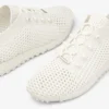 Scarpe da ginnastica basse Veles in maglia all’uncinetto color latte con perle Scarpe da ginnastica basse Veles in maglia all’uncinetto color latte con perle
