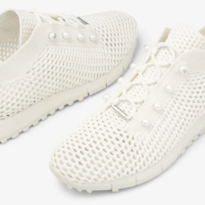 Scarpe da ginnastica basse Veles in maglia all’uncinetto color latte con perle Scarpe da ginnastica basse Veles in maglia all’uncinetto color latte con perle