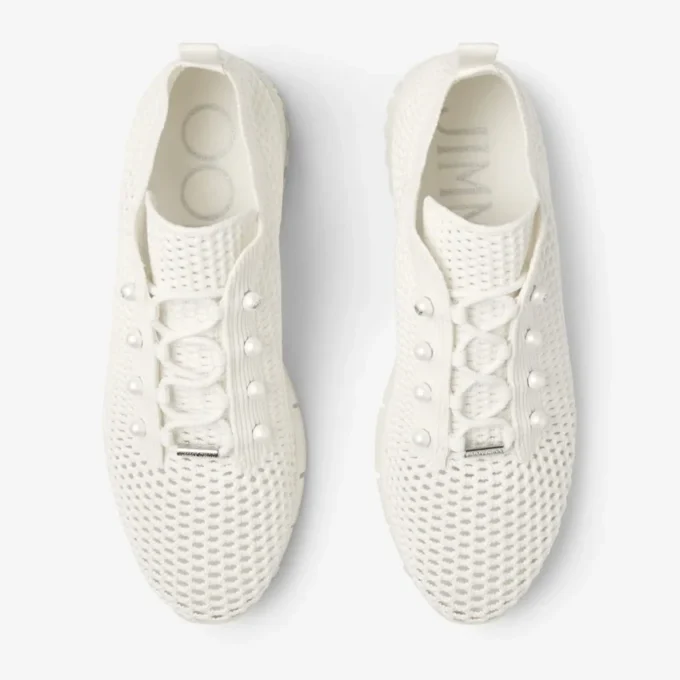 Scarpe da ginnastica basse Veles in maglia all’uncinetto color latte con perle Scarpe da ginnastica basse Veles in maglia all’uncinetto color latte con perle