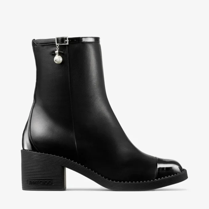 Stivaletti Adry 60 in pelle verniciata nera e nappa con ciondolo a forma di perla Stivaletti Adry 60 in pelle verniciata nera e nappa con ciondolo a forma di perla