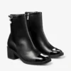 Stivaletti Adry 60 in pelle verniciata nera e nappa con ciondolo a forma di perla Stivaletti Adry 60 in pelle verniciata nera e nappa con ciondolo a forma di perla