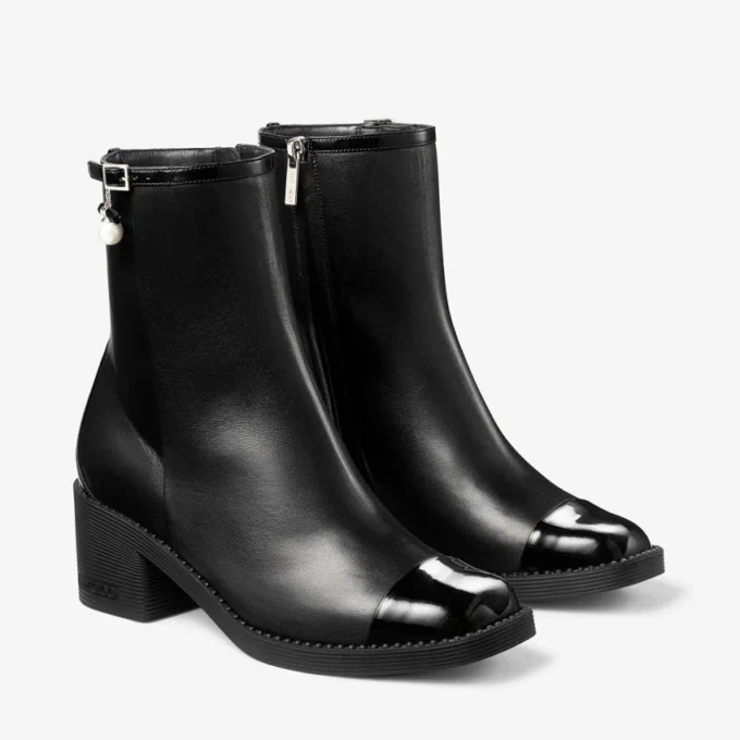 Stivaletti Adry 60 in pelle verniciata nera e nappa con ciondolo a forma di perla Stivaletti Adry 60 in pelle verniciata nera e nappa con ciondolo a forma di perla