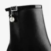 Stivaletti Adry 60 in pelle verniciata nera e nappa con ciondolo a forma di perla Stivaletti Adry 60 in pelle verniciata nera e nappa con ciondolo a forma di perla