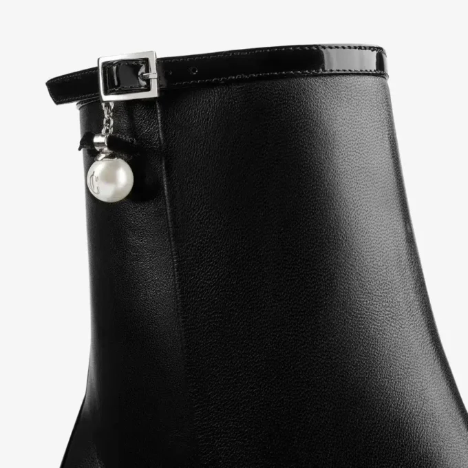 Stivaletti Adry 60 in pelle verniciata nera e nappa con ciondolo a forma di perla Stivaletti Adry 60 in pelle verniciata nera e nappa con ciondolo a forma di perla