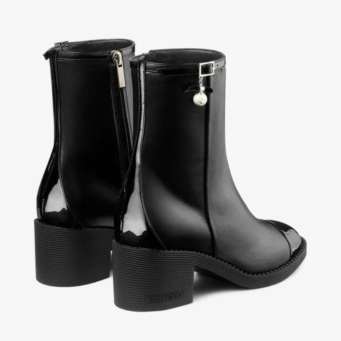 Stivaletti Adry 60 in pelle verniciata nera e nappa con ciondolo a forma di perla Stivaletti Adry 60 in pelle verniciata nera e nappa con ciondolo a forma di perla