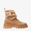 Stivaletti piatti Meena in camoscio di velluto color caramello con shearling Stivaletti piatti Meena in camoscio di velluto color caramello con shearling