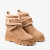 Stivaletti piatti Meena in camoscio di velluto color caramello con shearling Stivaletti piatti Meena in camoscio di velluto color caramello con shearling