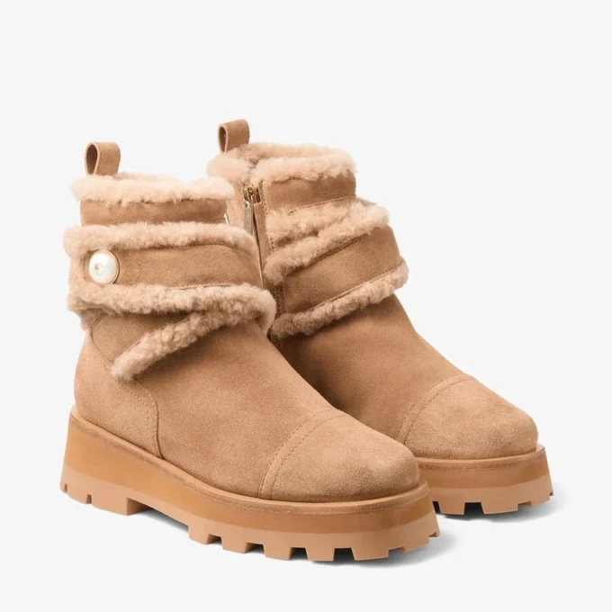 Stivaletti piatti Meena in camoscio di velluto color caramello con shearling Stivaletti piatti Meena in camoscio di velluto color caramello con shearling