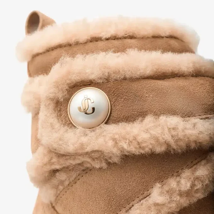 Stivaletti piatti Meena in camoscio di velluto color caramello con shearling Stivaletti piatti Meena in camoscio di velluto color caramello con shearling