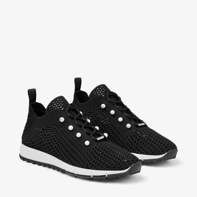 Veles Sneakers basse in maglia all’uncinetto nera con perle Veles Sneakers basse in maglia all’uncinetto nera con perle