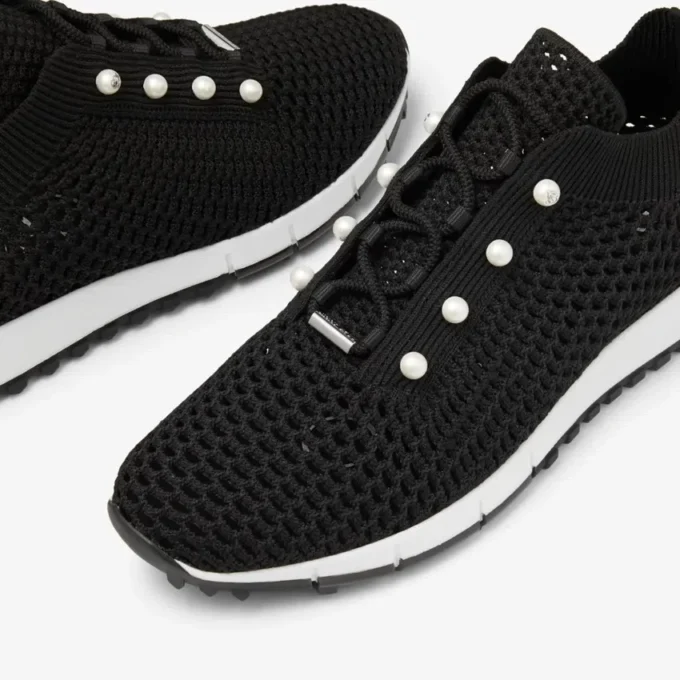 Veles Sneakers basse in maglia all’uncinetto nera con perle Veles Sneakers basse in maglia all’uncinetto nera con perle